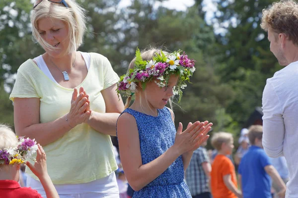 Madre e hija con flores en el pelo bailando y aplaudiendo — Foto de Stock