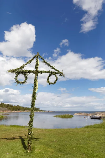 Pequeño maypole en el archipiélago sueco, cielo azul y clou blanco — Foto de Stock