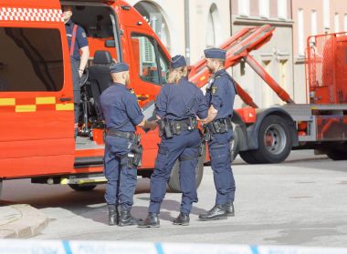 İsveçli erkek ve dişi bir fi önünde çalışan polis