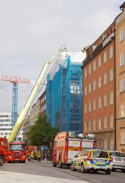 Schwedische Feuerwehrleute, die für die Feuerwehr arbeiten, löschen die Flammen — Stockfoto