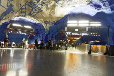 Hareket bulanık insanlar yeraltı metro istasyonunda yürüyüş 