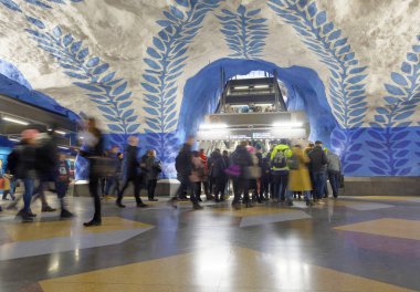 Stockholm, İsveç - 27 Şubat 2018: Yeraltı Metro İstasyonu T-Centralen, Stokholm, İsveç, arka planda yürüyen merdiven 27 Şubat 2018 hareket bulanık insanlar vurguladı