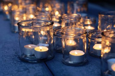 Cam ve karanlıkta parlayan tealight birçok fener yapılmış