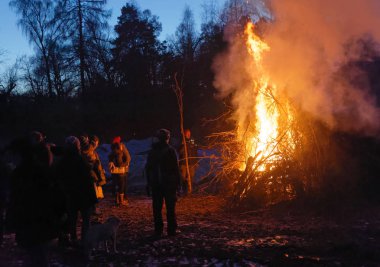 Stockholm, İsveç - 17 Aralık 2017: şenlik ateşinde yangın Fuarı nda Rosendal Bahçe Stokholm, İsveç, 17 Aralık 2017 bakarak insanlar