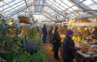 Stockholm, İsveç - 17 Aralık 2017: insanlar adil Noel gösterisi 17 Aralık 2017 Rosendal Garden Stokholm, İsveç, greenhous ziyaret