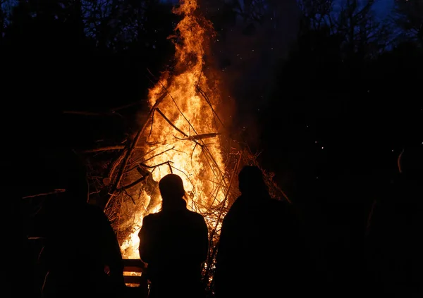 Silhouett of people looking at the bonfire at the fire show at R — Stock Photo, Image