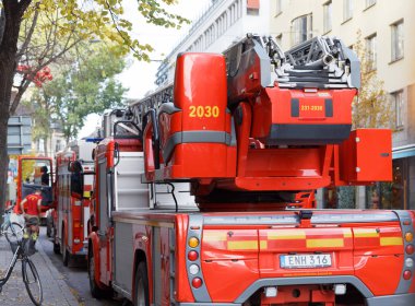 İki park edilmiş kırmızı itfaiye kamyonu