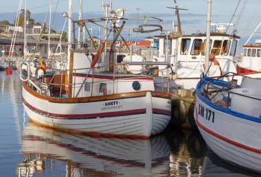 Grisslehamn, İsveç - Temmuz 08, 2017: Küçük limandaki suya yansıyan geleneksel balıkçı tekneleri. Grisslehamn İsveç, 8 Temmuz 2017