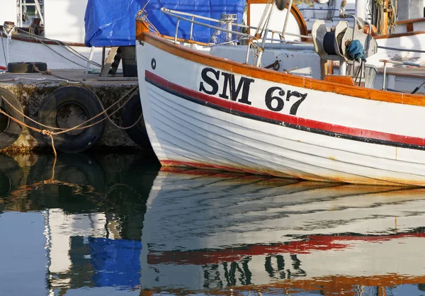 Grisslehamn Suède Jul 2017 Bateau Pêche Traditionnel Reflétant Dans Eau — Photo