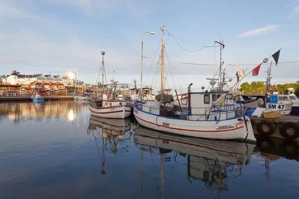 Lumière du matin et bateaux de pêche traditionnels et voiliers à th — Photo