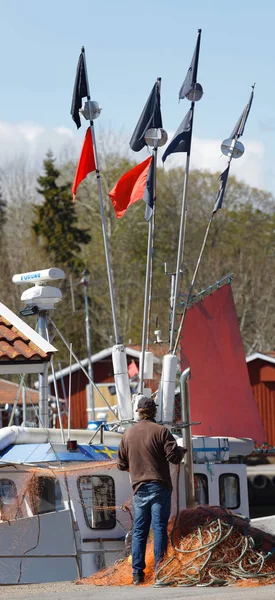 Grisslehamn Suecia Mayo 2017 Pescador Fijando Sus Redes Pesca Frente — Foto de Stock