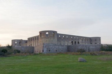 Borgholm, İsveç - 28 Nisan 2018: Yıl deniz Baltık Savunma için kullanılan 1100 etrafında inşa Borgholm kalenin harabe. Borgholm, İsveç, 28 Nisan 2018