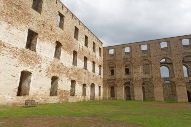 Borgholm, İsveç - 28 Nisan 2018: Sabah güneşi, Borgholm kalede harabe yıl deniz Baltık Savunma için kullanılan 1100 etrafında inşa. Borgholm, İsveç, 28 Nisan 2018