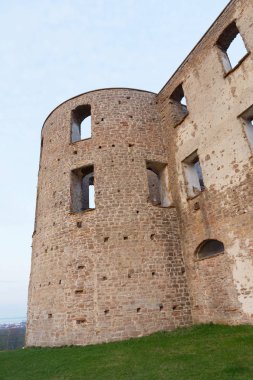Borgholm, İsveç - 28 Nisan 2018: Savunma kulesi harabe yıl deniz Baltık Savunma için kullanılan 1100 etrafında inşa Borgholm kalenin üzerinde. Borgholm, İsveç, 28 Nisan 2018
