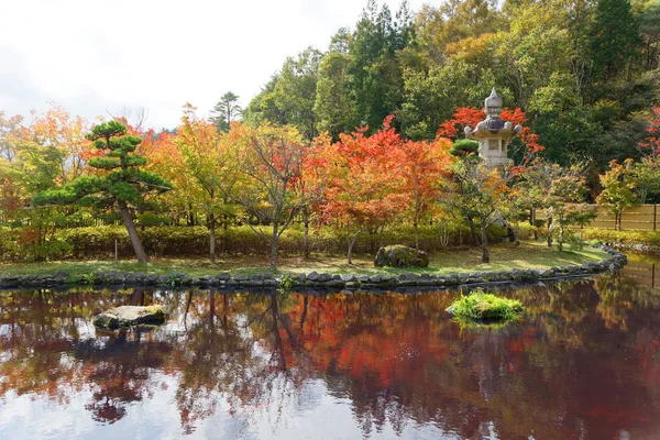 Beautiful Japanese pond. Red and green maple and pine trees refl — 스톡 사진