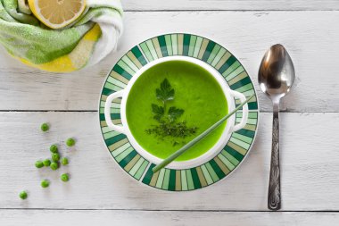 Böğürtlen ve nane yaprağıyla süslenmiş çilekli tatlı.