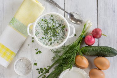 Okroshka çorbası malzemeler ile