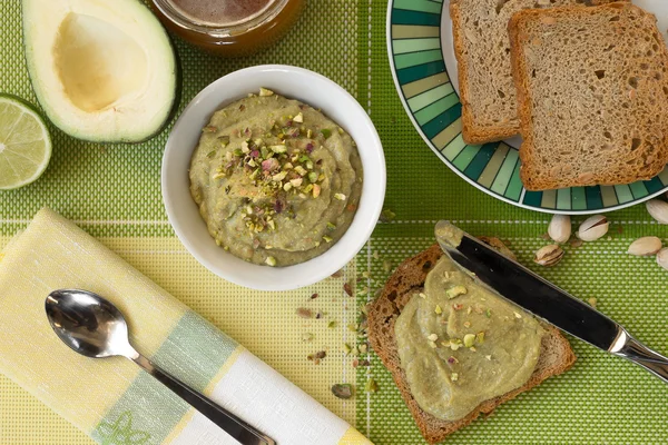 Avokado ve köpük tost yaymak