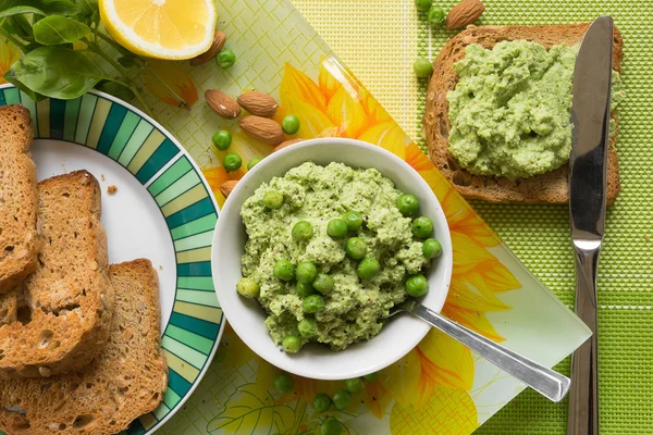 Tost üzerinde yayılmış Mus bezelye