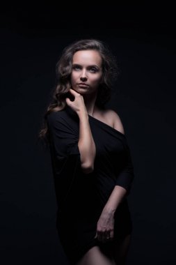 Genç güzel kız pozlar siyah bir zemin üzerine cinsel
