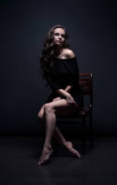 Genç güzel kız pozlar siyah bir zemin üzerine cinsel