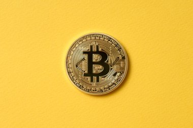 Altın sikke bitcoin sarı bir arka plan üzerinde