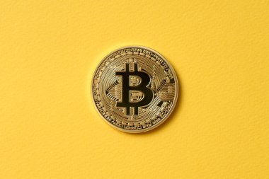 Altın sikke bitcoin sarı bir arka plan üzerinde