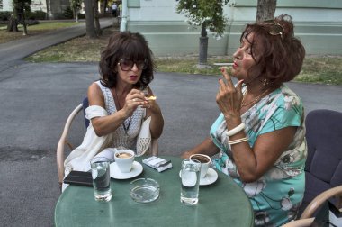 İki kadın toplantısı