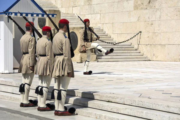 Ceremonial changing of the guard in Athens — Stock Photo, Image