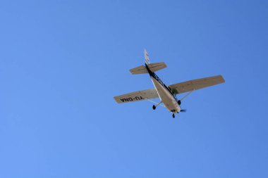 Spor uçağı şehrin üstünde.