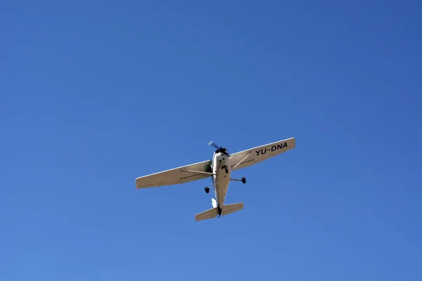 Sportflugzeug über der Stadt — Stockfoto