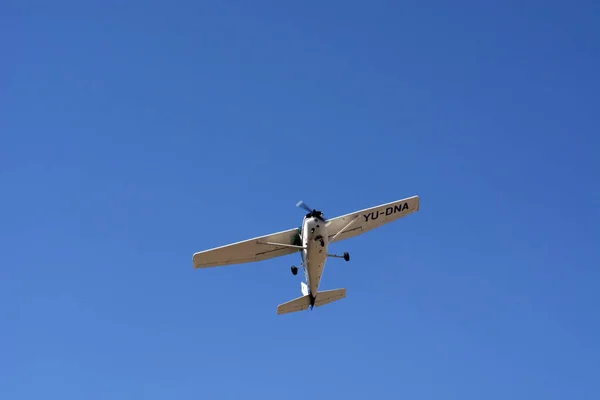 Sports plane above the city — Stock Photo, Image