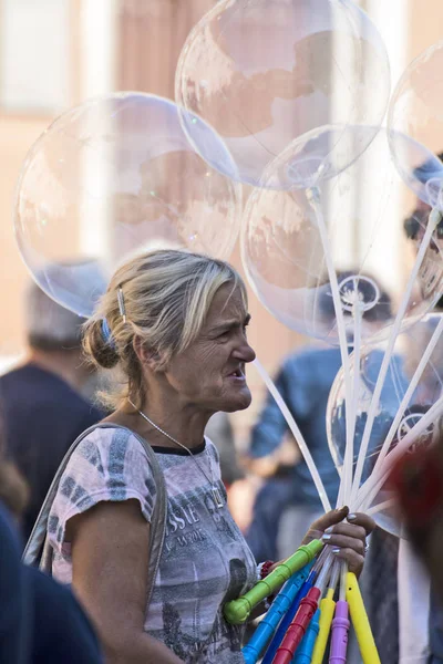 Vendedora de globos — Foto de Stock