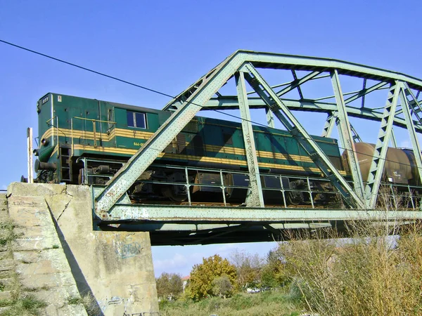 Lokomotiv på bron — Stockfoto