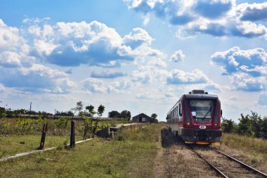 İstasyondan ayrılan dizel motor treni
