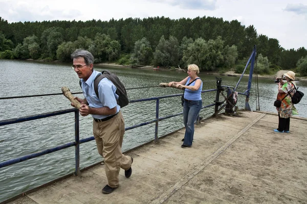 Altes Baugerüst am Fluss — Stockfoto