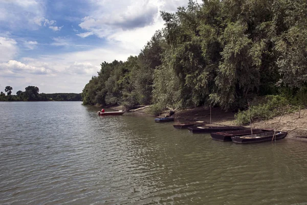 Fluss und Fischerboote — Stockfoto