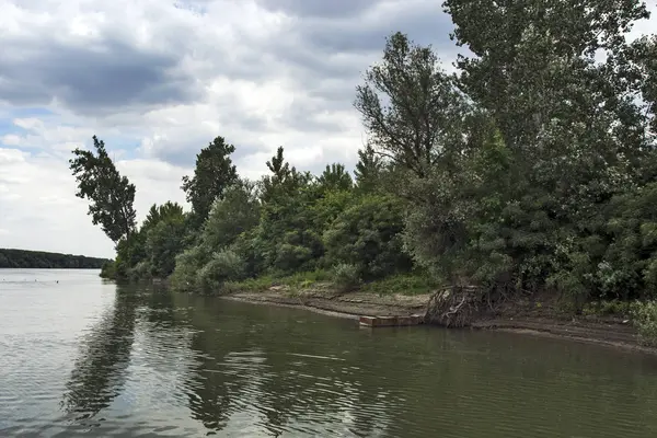 Fiume e pescherecci — Foto Stock