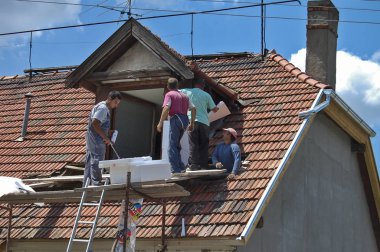 Çatıda çalışıyor.