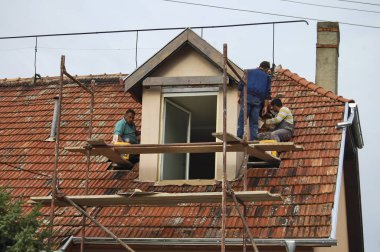 Çatıda çalışıyor.