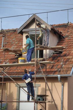 Çatıda çalışıyor.