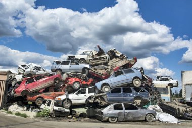 Eski ve hasarlı araba ile araba hurda