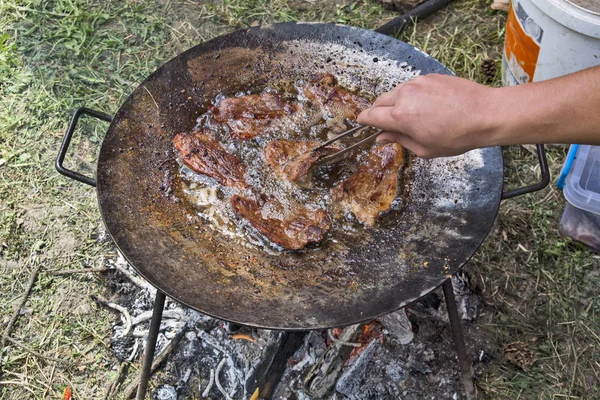 Carne assada em uma chapa — Fotografia de Stock