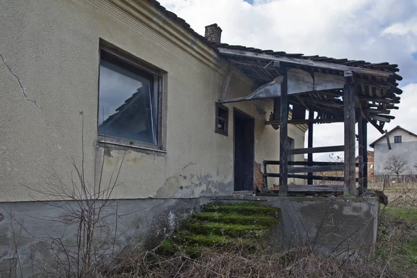 Zrujnowany Stary Zrujnowany Dom Który Upadł — Zdjęcie stockowe