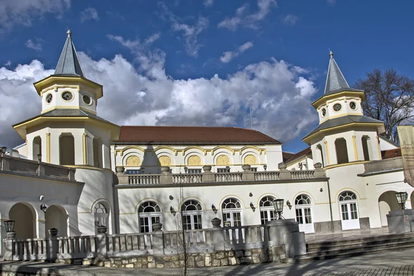 Banja Koviljaca, Sırbistan, 15 Şubat 2020. Meşhur Sırp spa merkezindeki ünlü Kur 'an salonu. Spa, Drina Nehri ve Bosna-Hersek sınırı yakınında yer alıyor..