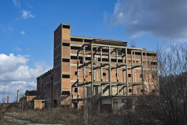 ロズニツァの町でセルビアで破壊されたビスコース工場 ユーゴスラビアの崩壊は完全に崩壊しました — ストック写真