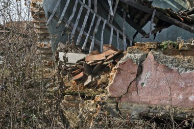 Harap eski bir harap ev çöktü.