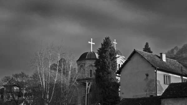 Ortodox Templom Szerbiában Két Kereszt Kupola Világít Felkelő Nap Hajnalban — Stock Fotó