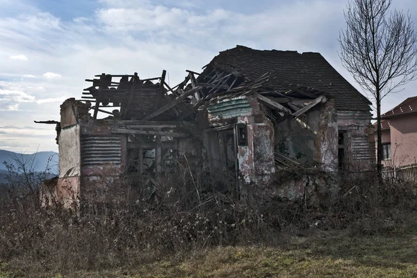 Uma Velha Casa Arruinada Que Desmoronou — Fotografia de Stock