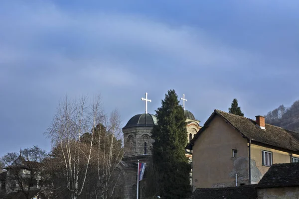 Pravoslavný Kostel Srbsku Dvěma Kříži Dvěma Kopulemi Osvětlenými Odpoledním Slunci — Stock fotografie